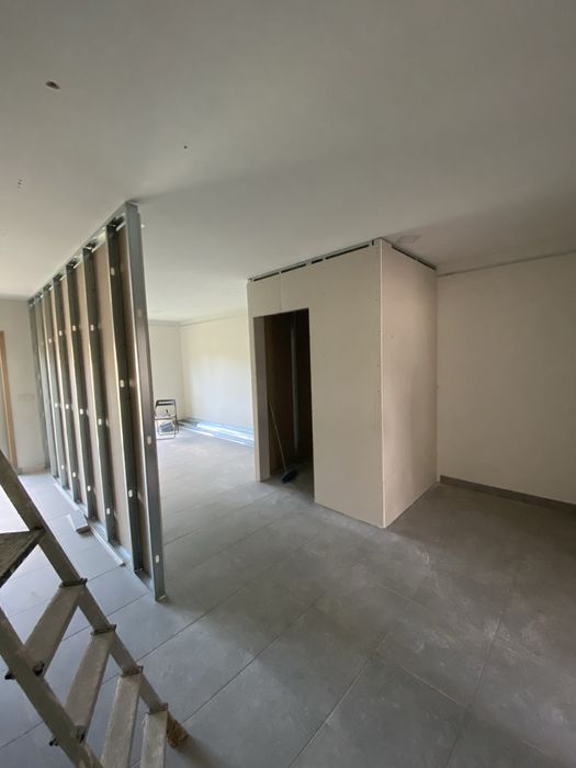 Trabalhos em Pladur, barramento, pintura e flutuante.