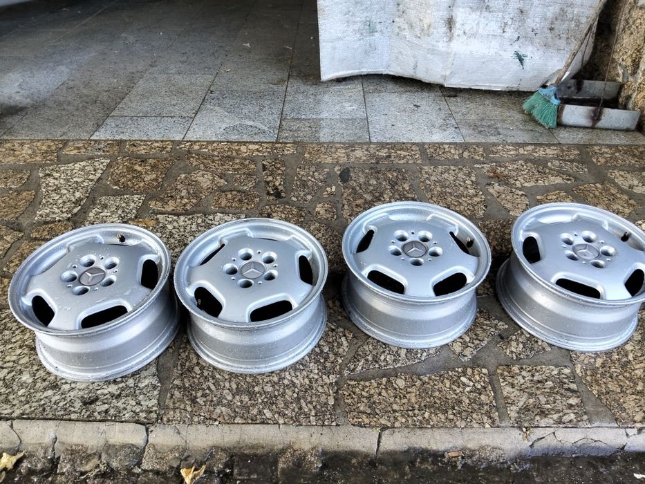 Faróis de Mercedes Benz classe e jantes E
