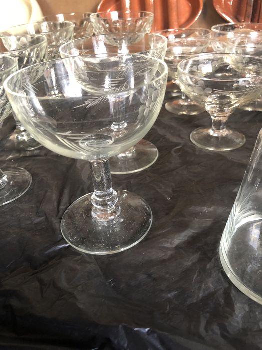 Varios modelos de taças (22)e pequena caneca em vidro valor de tudo