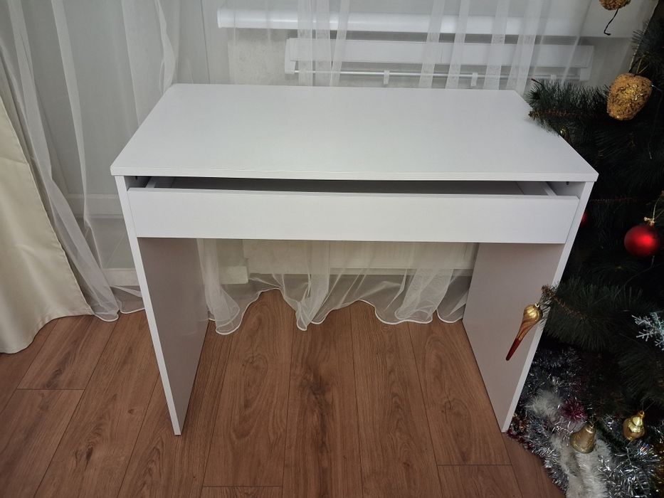 Стол  письменный  фирменный  стильный