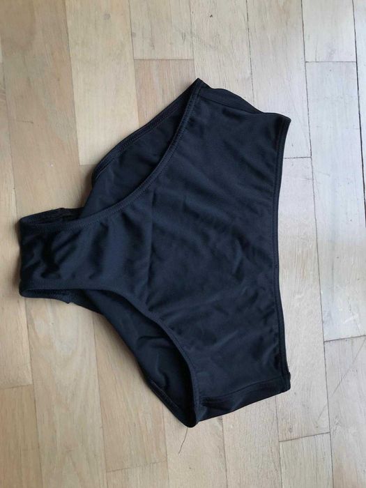 Czarne majtki kąpielowe