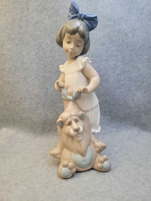 Статуэтка " Девочка со львом " Nao Lladro Испания 24.5 см.