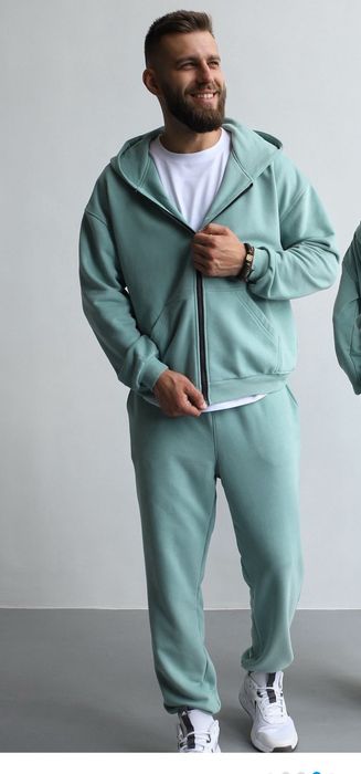 Чоловічий спортивний костюм