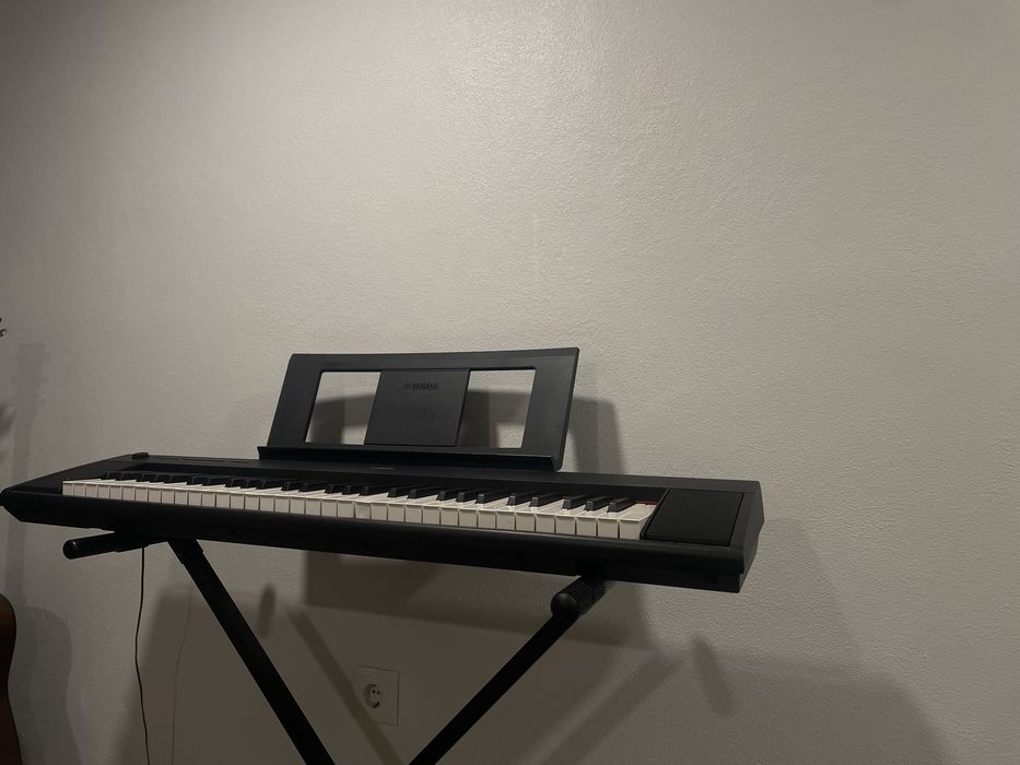 Piano Yamaha com suporte