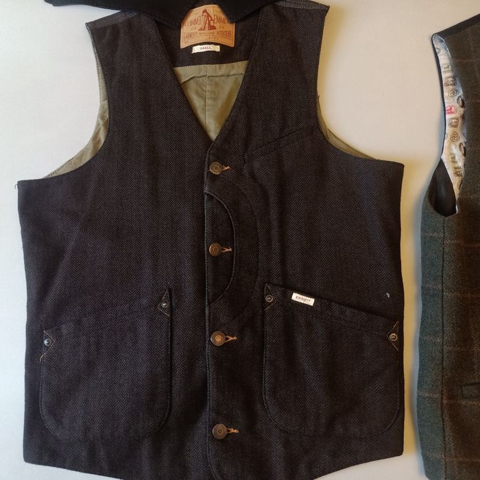 4 kamizelki różnej marki.