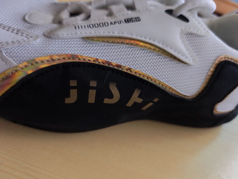 Męskie sneakersy biało - czarne ze złotymi wstawkami