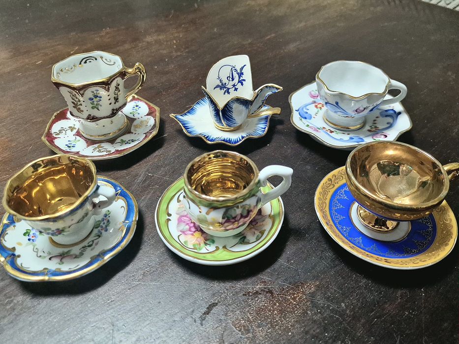 Chavena e pires de porcelana de coleção (miniatura)	vintage