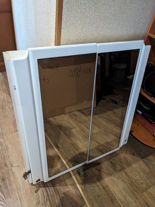 Шафа у ванну кімнату з дзеркалом