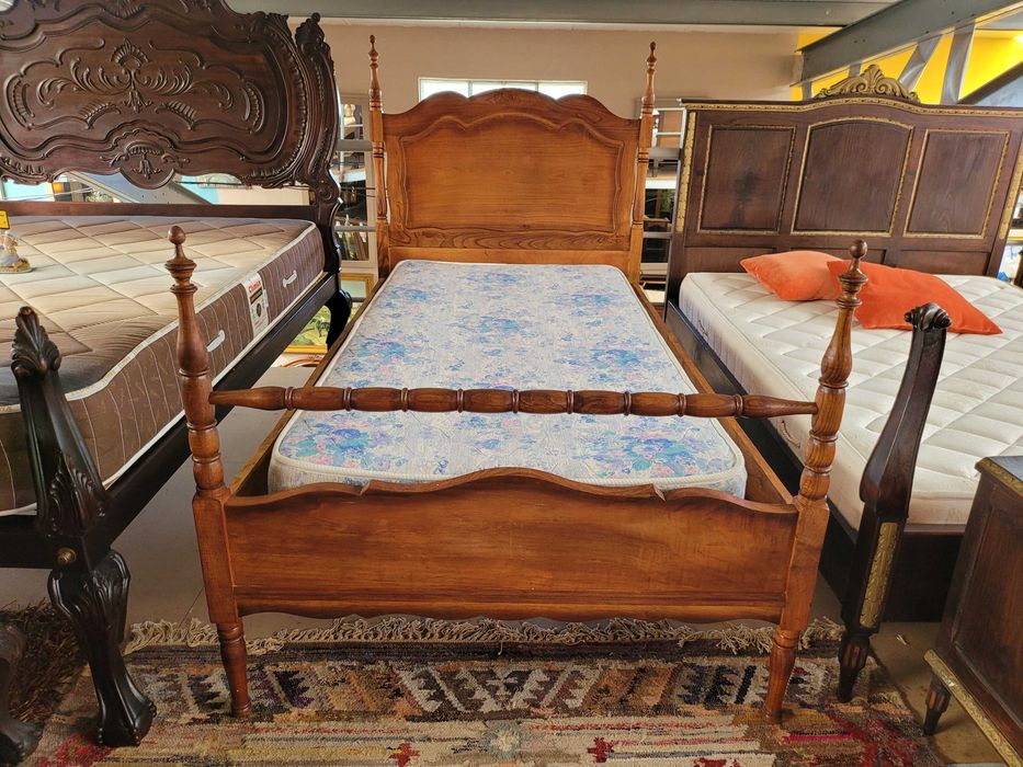 Cama de solteiro em madeira maciça com estrado e colchão