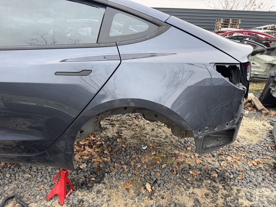 Четверть model Y