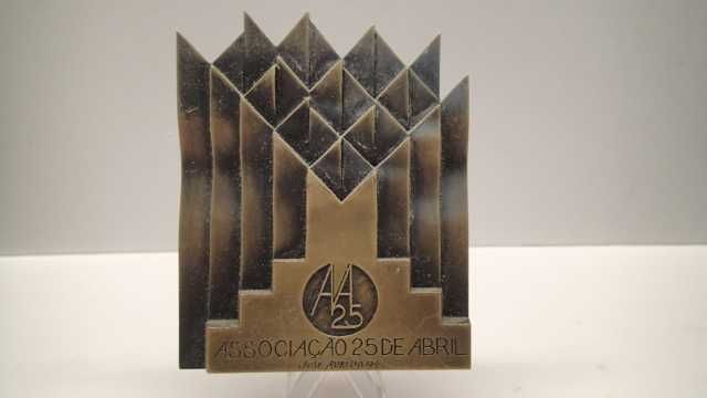 Placa de Bronze do 25 de Abril