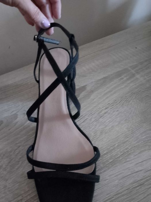 Czarne sandały na obcasie