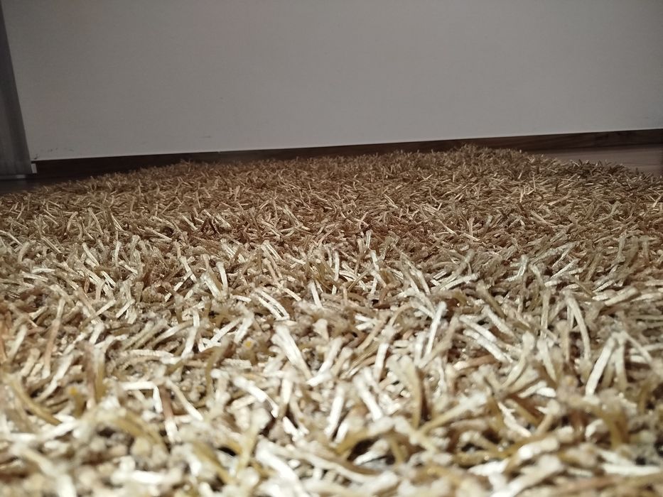 Carpete beje,  com 140 por 200