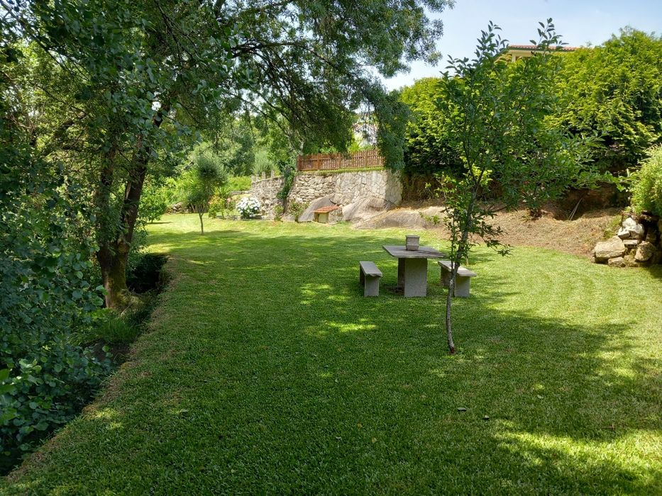 Moradia T3 em pedra, mobilada, com garagem e zona de lazer