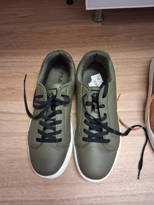 2 pares de sapatilhas+ 1 par de sapatos novos.