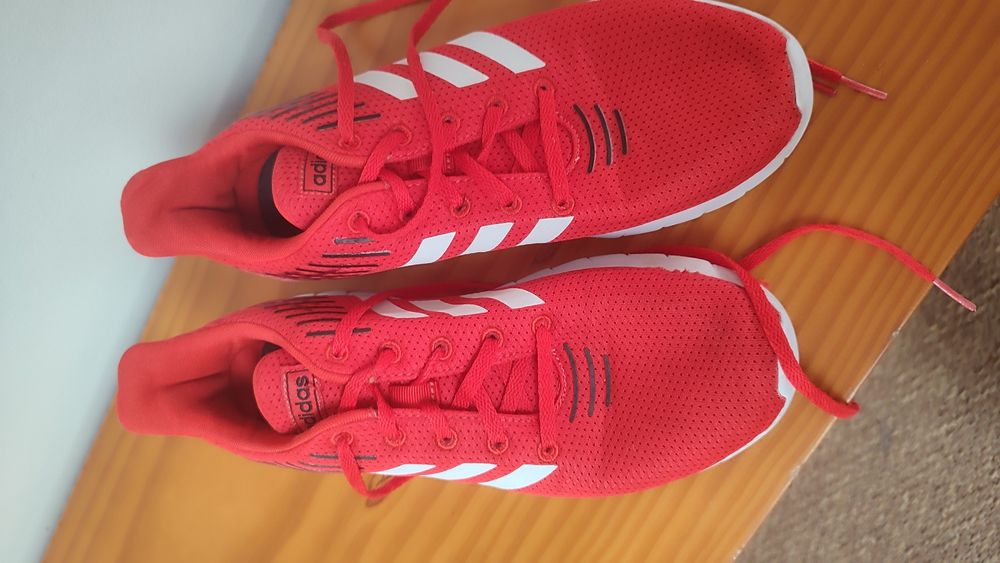 Sapatilhas de malha Adidas, ainda em bom estado