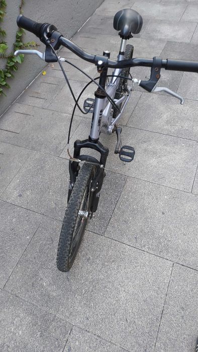 Bicicleta com suspensão e 6 mudanças