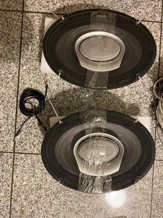 Rádio SONY com colunas INFINITY