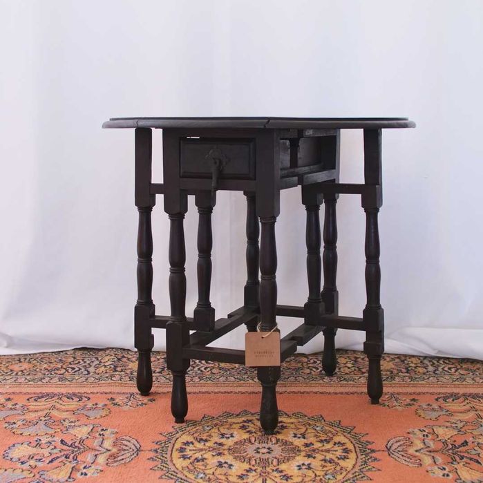 Pequena mesa rústica em madeira exótica