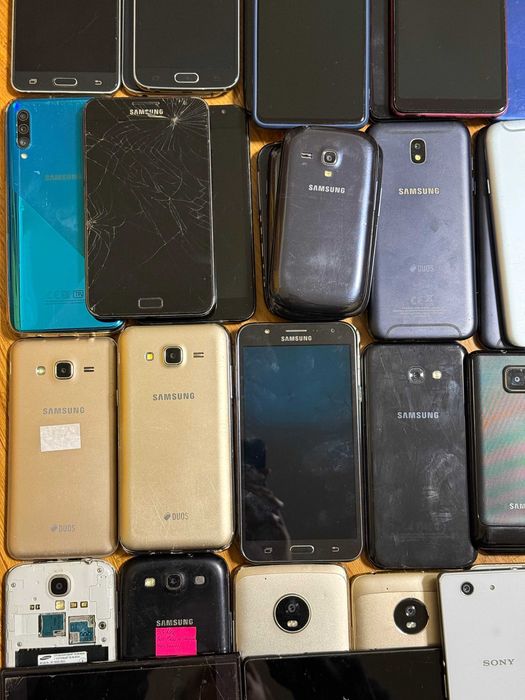 Продам лот різних телефонів та іншої електроніки