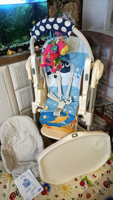 Продам стул для кормления Chicco Polly 3 в 1, с дугой для игрушек.