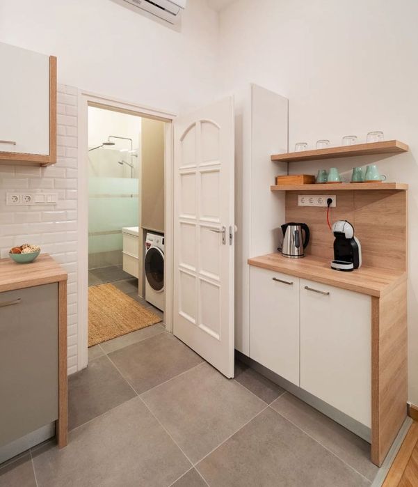 Є гаряча/холодна вода, опалення, генератор на ліфт та працює wifi