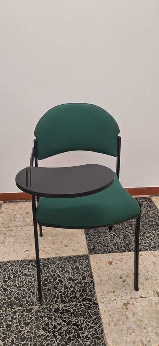 Cadeiras para sala de formação com suporte para escrita e grelha arrum