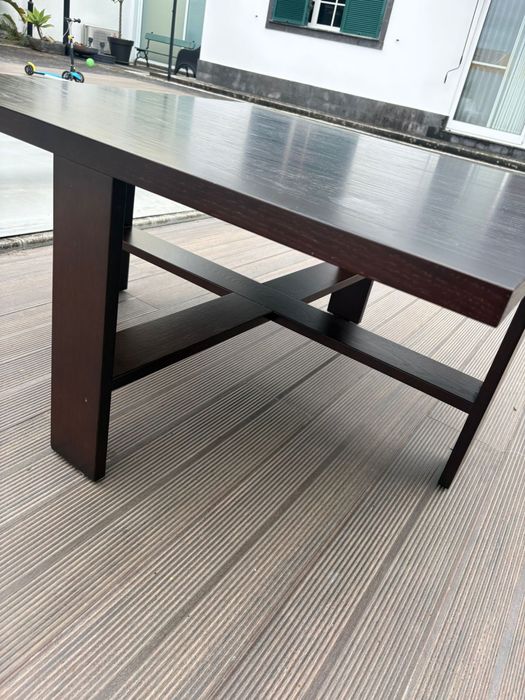 Mesa de centro em cor preta