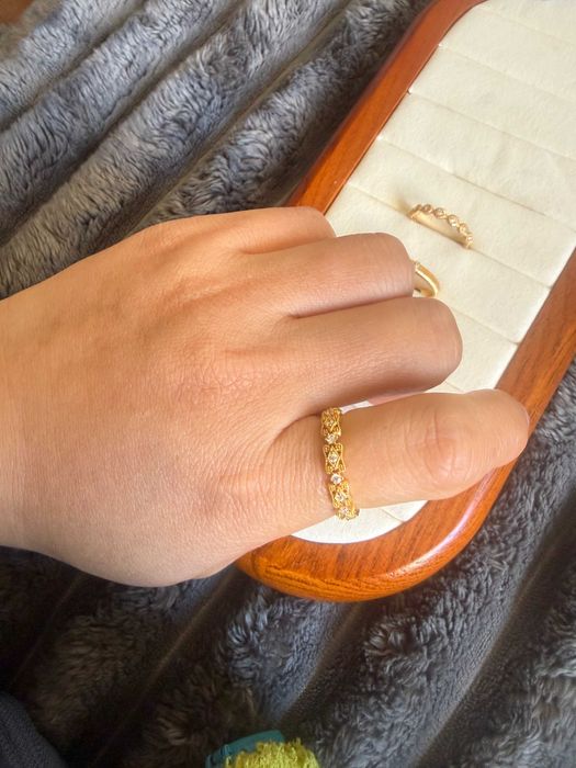 Anel Vazado Empilhável com Zircônias Estilo Almofada – Tamanho 7 ring