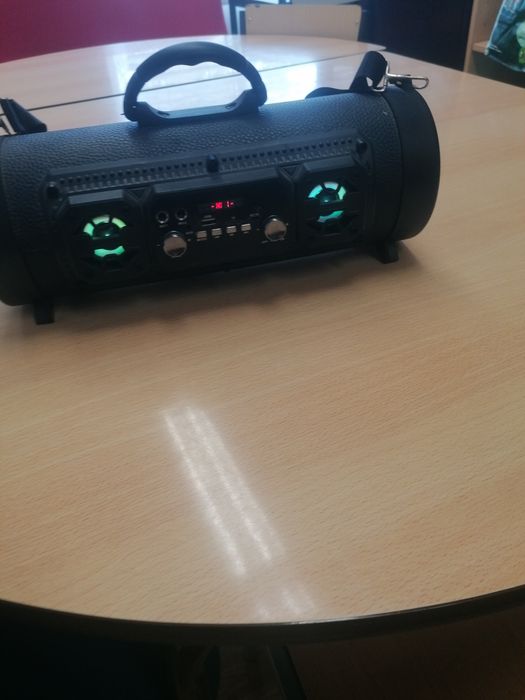 Coluna de som com rádio