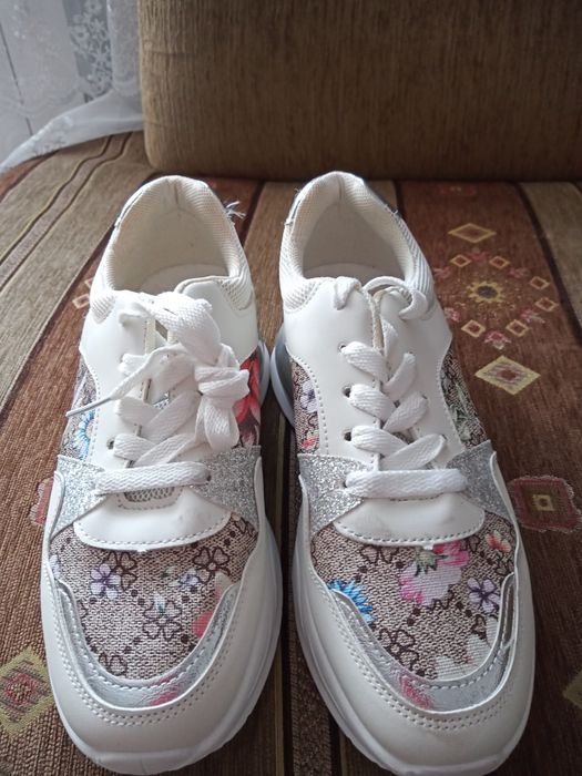 Buty damskie z printem kwiatowym. Rozmiar 38.
