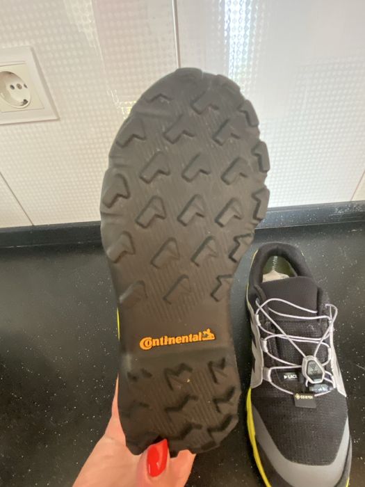 Продам кроссовки Adidas TERREX