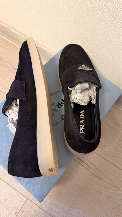 замшеві лофери Prada