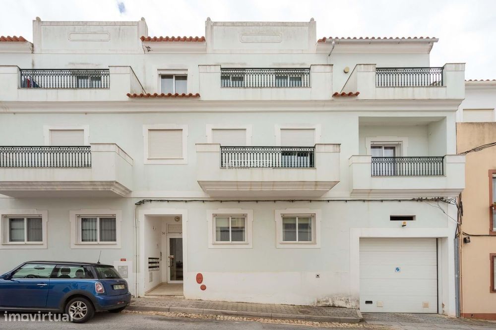 Apartamento T1 + 1 com 1 parqueamento e 2 terraços privativos situado