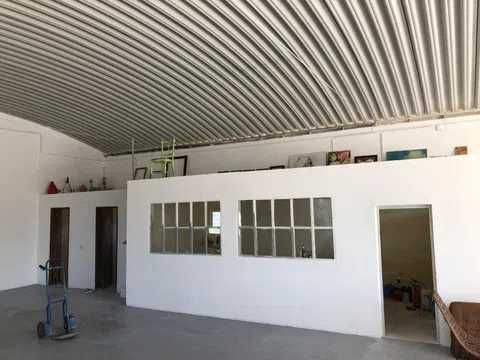 Arrenda-se Armazem com 200m2 tapados e logradouro de 150,com plantas.