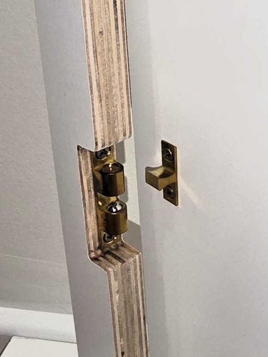 Dekoracyjna osłona skrzynki elektrycznej z zegarem