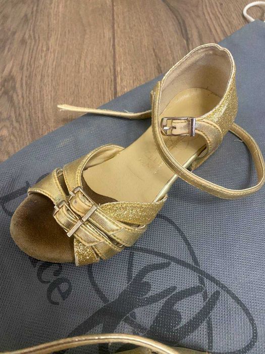 Туфлі для бальних танців