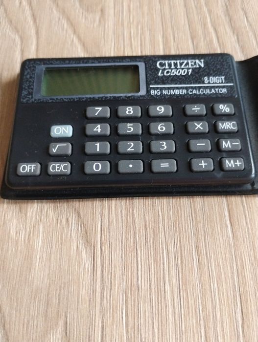 Czarny kalkulator Citizen.