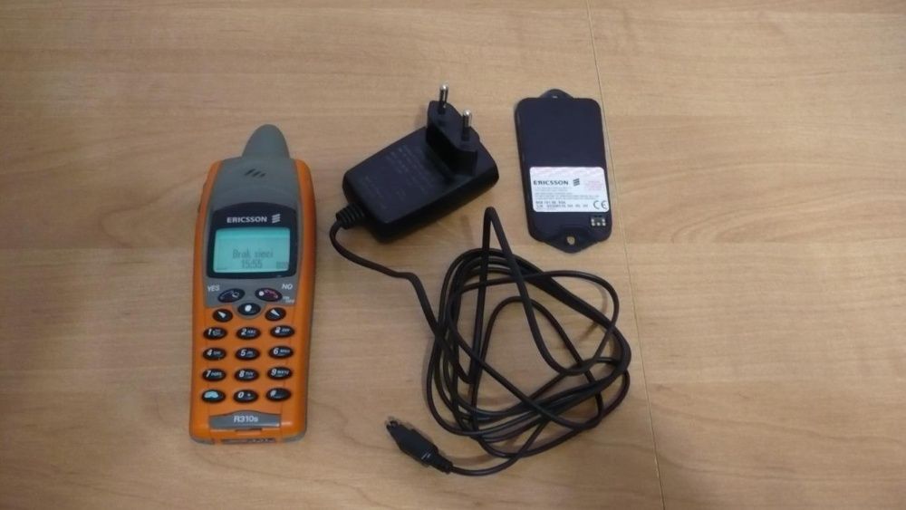 Kolekcjonerski telefon komórkowy Ericsson R310S wraz z akcesoriami