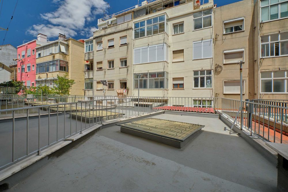 Apartamento T1 Remodelado e Mobilado com Terraço Junto Av. de Roma