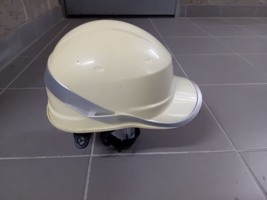 Kask budowlany używany