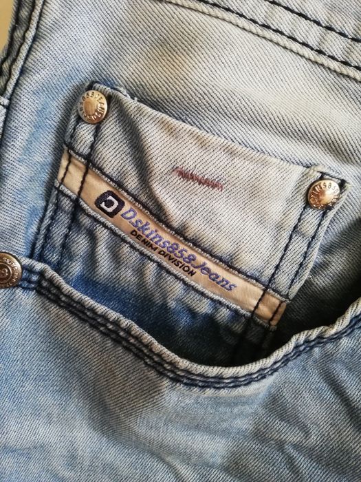 Męskie jasne jeansy.