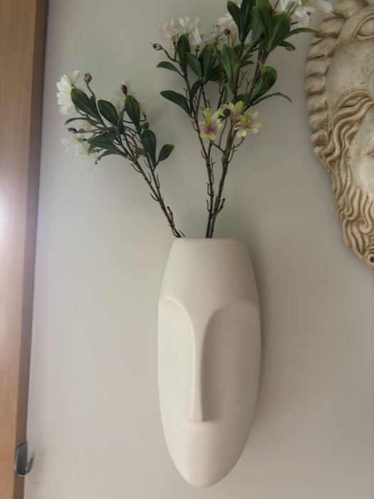 Jarra de parede de porcelana branca.