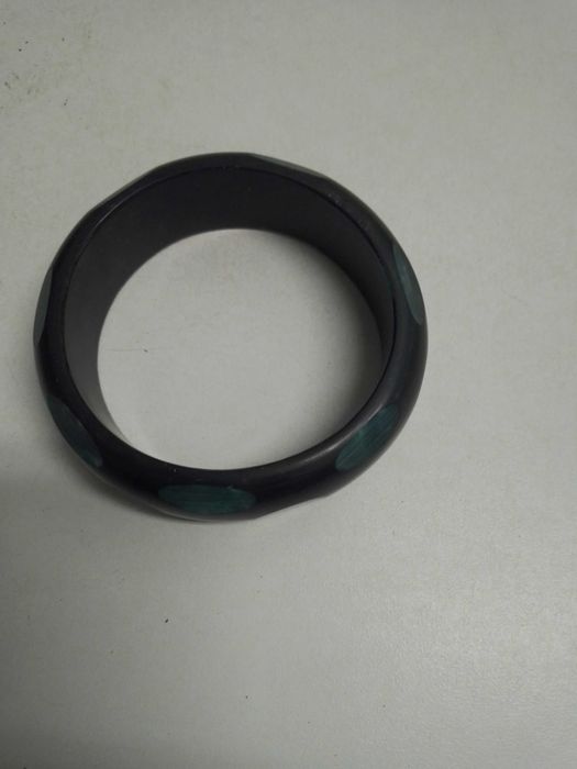 Pulseira preta com bolas