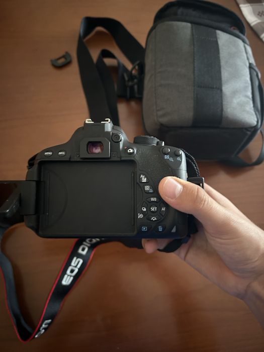 Câmera Canon 700D + Lente 25-50mm + carregador  + bolsa