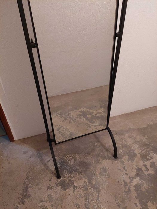 Espelho Grande de Pé em Ferro de Dupla Face