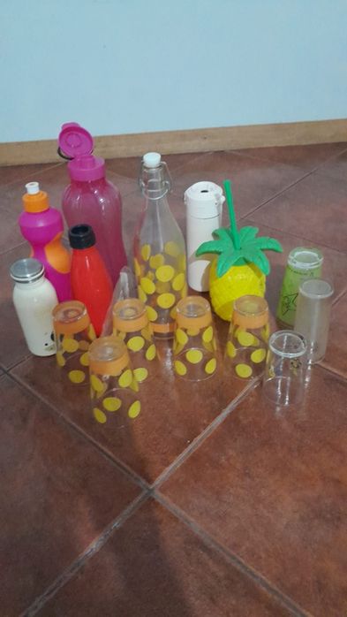 Conjunto de copos e garrafas