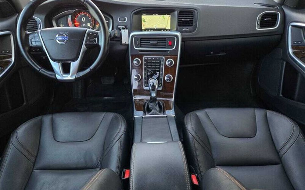 2015 Volvo V60 Cross Country T5 Platinum