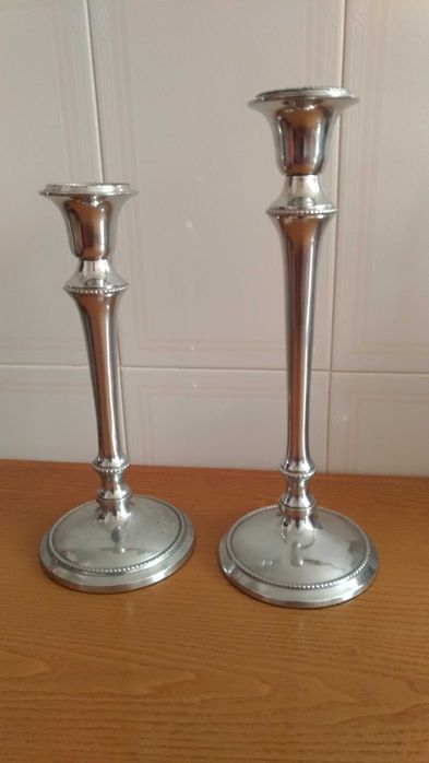 Par de castiçais prateados