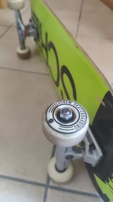 Skate Ericeira Screw Green 8,5" com equipamente de proteção